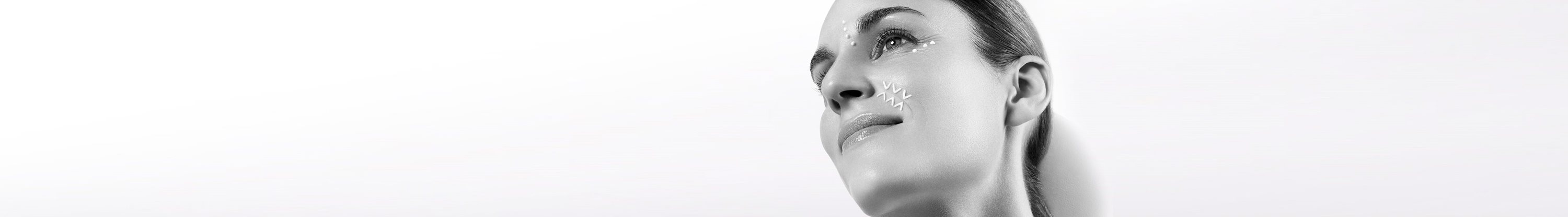 Frauen verwenden Anti-Falten-Creme