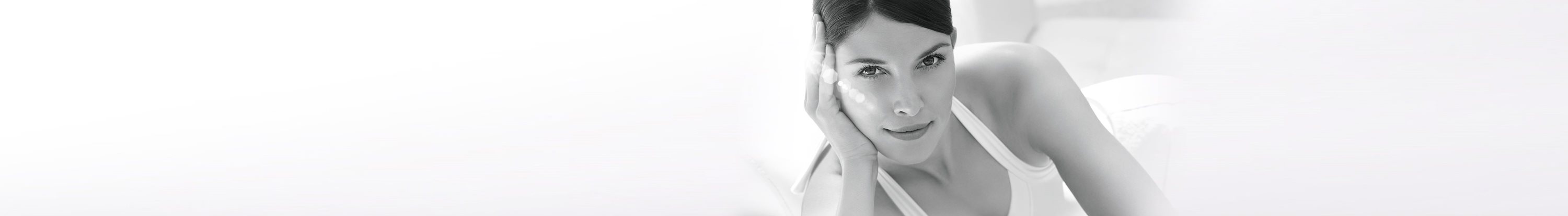 Frauen mit dem Eucerin Sonnenschutzsymbol auf der Schulter