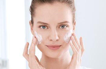 Empfehlungen für Pflege, Akne Creme und Make-up bei Akne