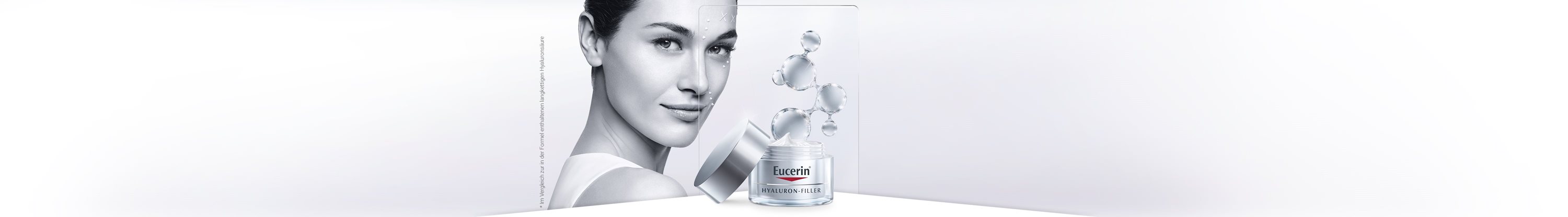 Frauen verwenden Anti-Falten-Creme