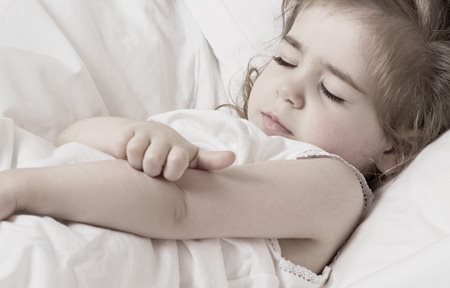 Mädchen kratzt sich.