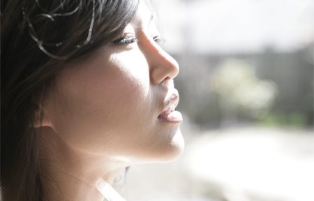 Asiatin schaut in die Sonne