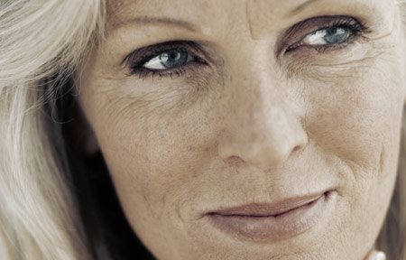 Ältere Frau mit weißer Haut und Altersflecken