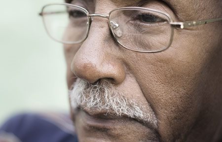 Älterer Mann mit dunkler Haut und sichtbaren Nasolabialfalten