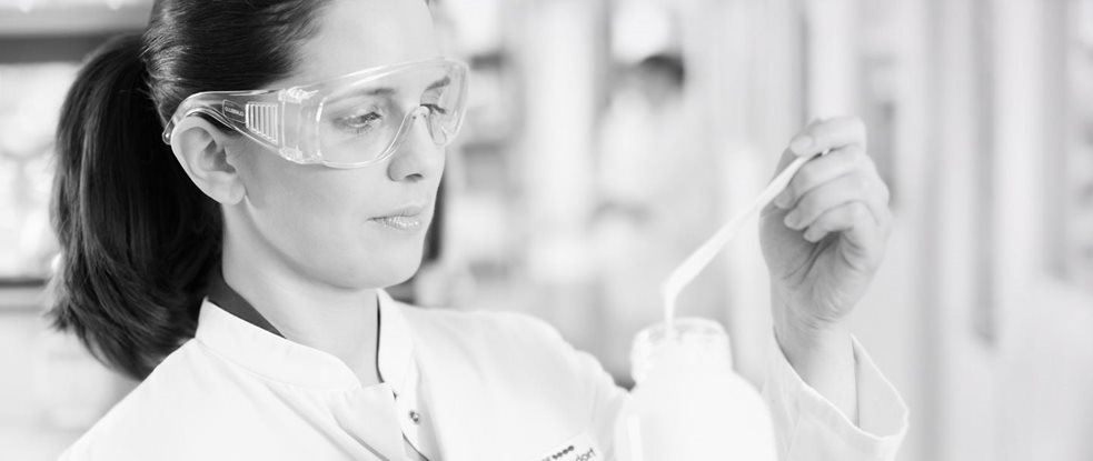 Wissenschaftlerin mit Schutzbrille testet ein Präparat