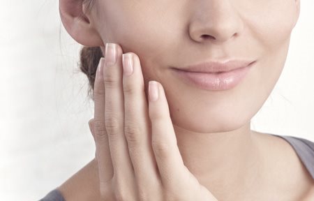 Frau trägt Eucerin Hyaluron-Filler + Urea Tages- oder Nachtcreme auf.