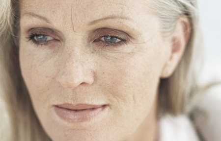 Mit zunehmendem Alter verliert die Haut an Feuchtigkeit - Extrem trockene Gesichsthaut kann die Folge sein.