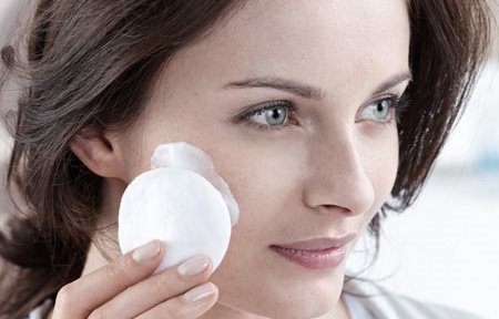 Die Reinigung für extrem trockene Gesichtshaut sehr wichtig.