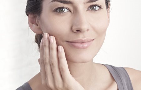 Feuchtigkeitscremes pflegen sehr trockene Gesichtshaut optimal.