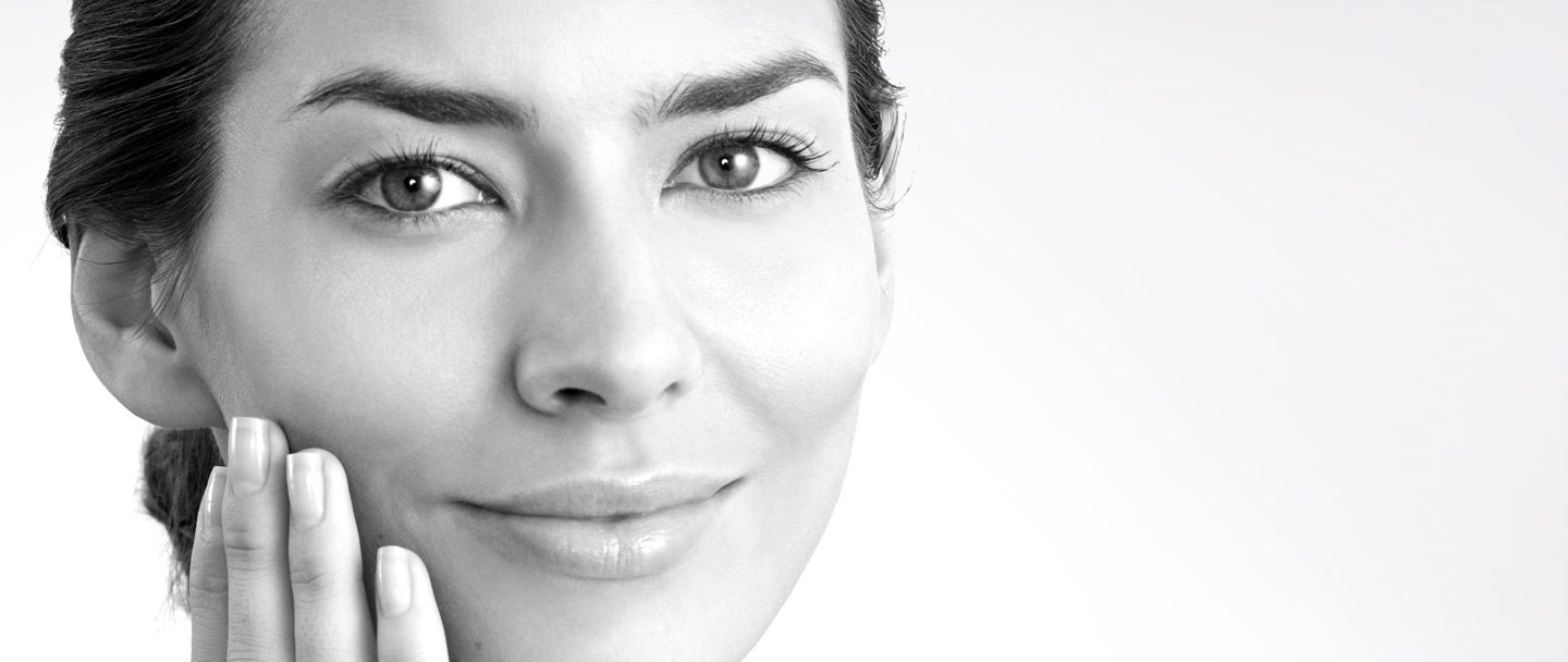 Frau berührt ihr Gesicht.