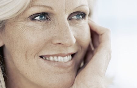 Lächelnde Frau mittleren Alters