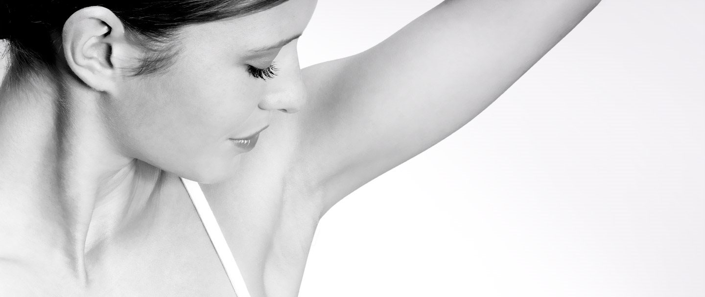 Eucerin-Modell zeigt Achsel