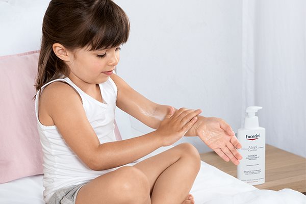 Mädchen cremt sich ein