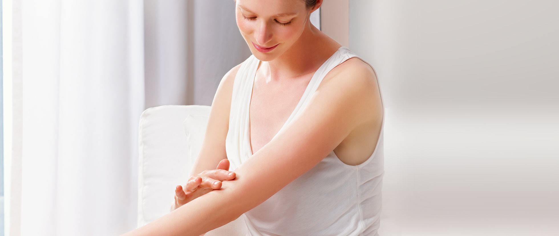 Frau berührt ihren Arm