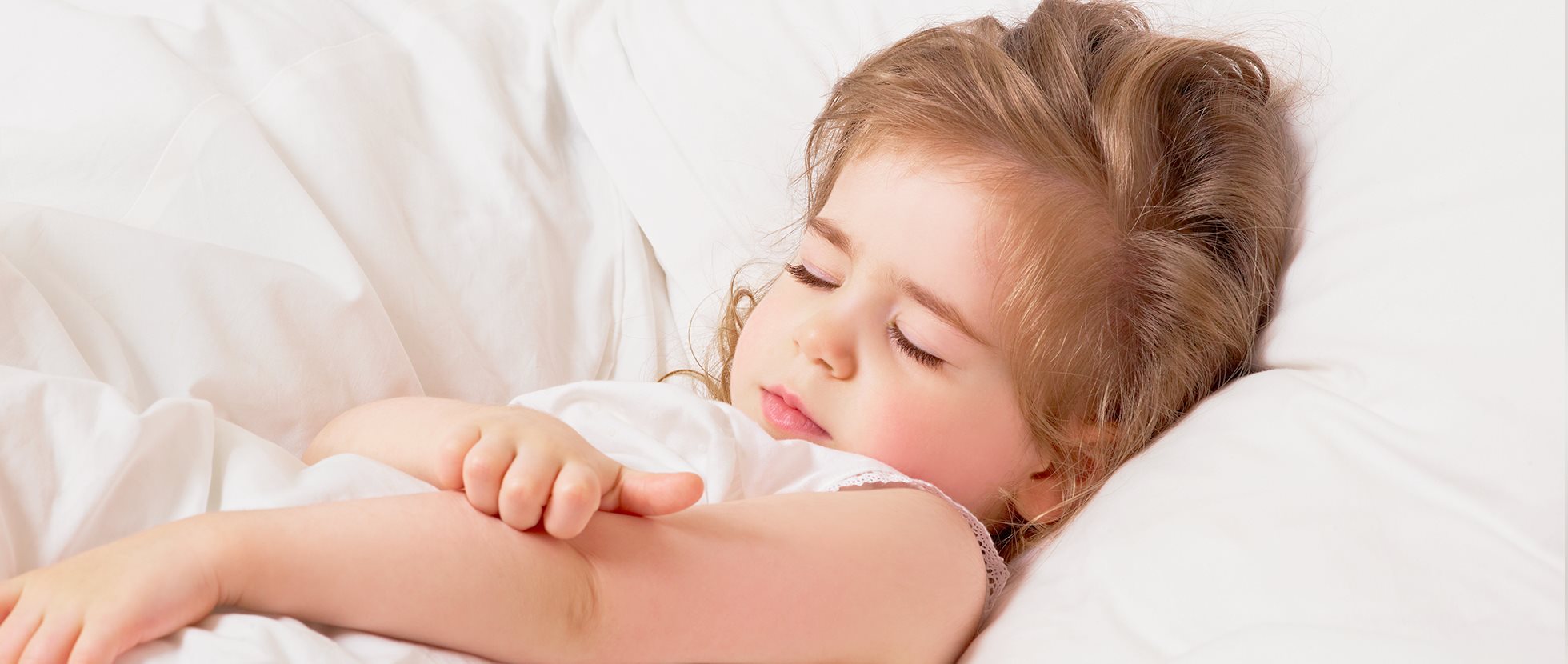 Kleines Mädchen kratzt sich am Arm
