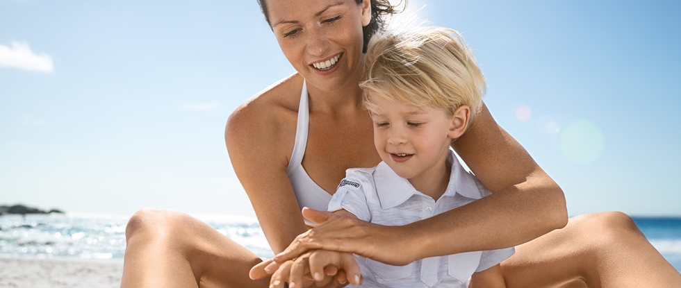 Frau mit Kind am Strand