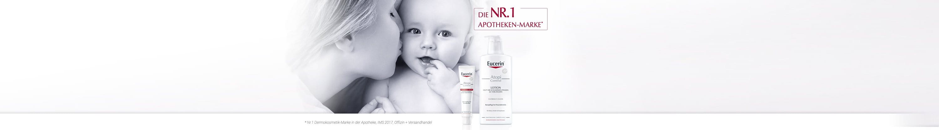 Frau mit Kind im Arm