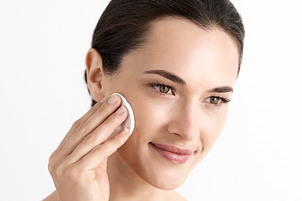 Frau verwendet Gesichtswasser