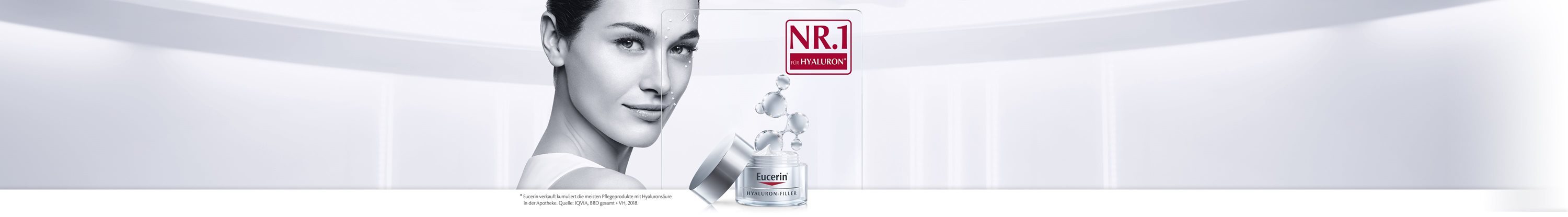 Frauen verwenden Anti-Falten-Creme